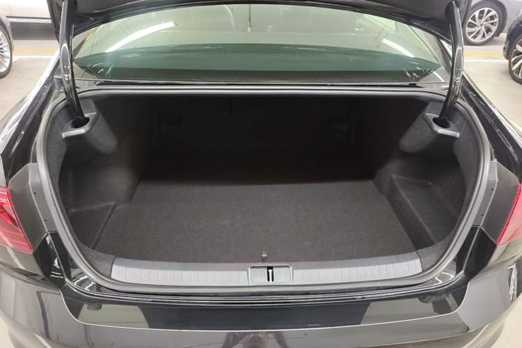 Used Volkswagen Magotan 2026 30 Million Vehicles Selected Model 380TSI DSG Luxury Edition Trunk