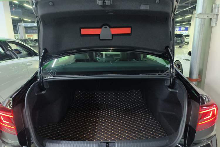 Used Volkswagen Magotan 2026 30 Million Vehicles Selected Model 380TSI DSG Luxury Edition Trunk