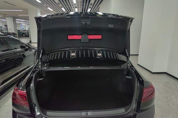 Used Volkswagen Magotan 2026 30 Million Vehicles Selected Model 380TSI DSG Luxury Edition Trunk