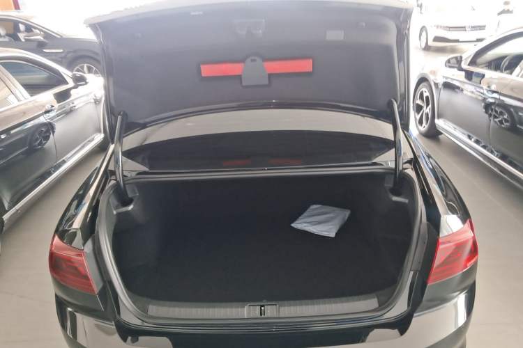 Used Volkswagen Magotan 2026 30 Million Vehicles Selected Model 380TSI DSG Luxury Edition Trunk