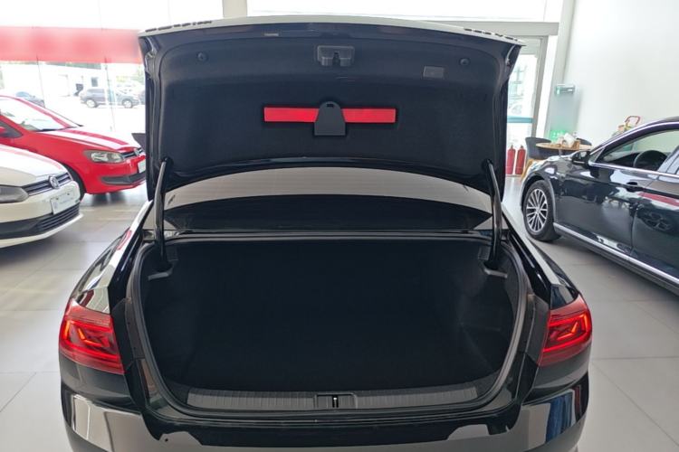 Used Volkswagen Magotan 2026 30 Million Vehicles Selected Model 380TSI DSG Luxury Edition Trunk