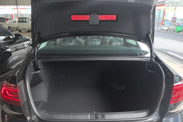 Used Volkswagen Magotan 2026 30 Million Vehicles Selected Model 280TSI DSG Luxury Edition Trunk