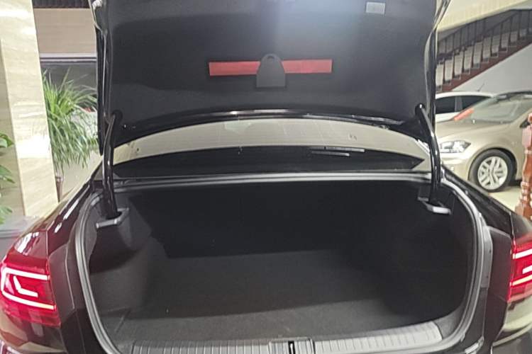 Used Volkswagen Magotan 2026 30 Million Vehicles Selected Model 380TSI DSG Luxury Edition Trunk