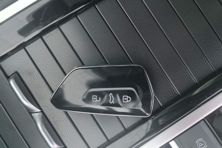Used Volkswagen Magotan 2026 300TSI Premium Edition Eye-Catching Package Vehicle Key