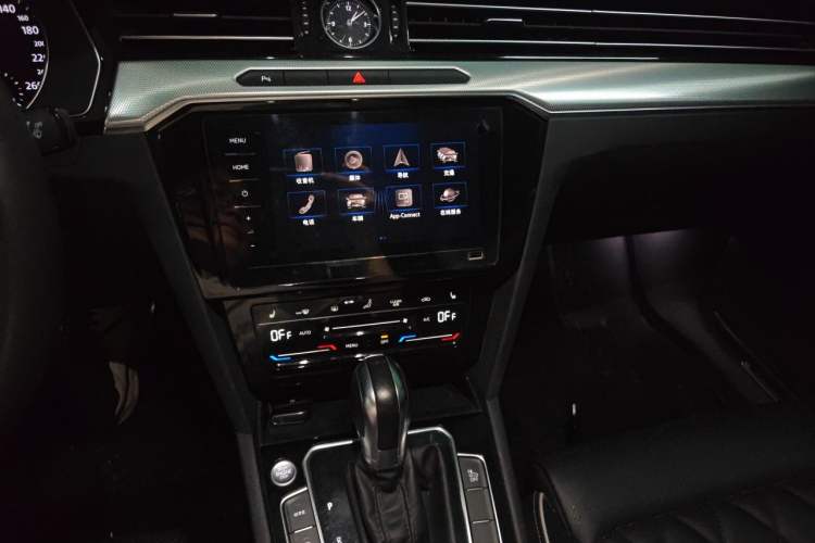 Used Volkswagen Magotan GTE Plug-in Hybrid 2020 GTE Luxury Model Audio And AC Panel