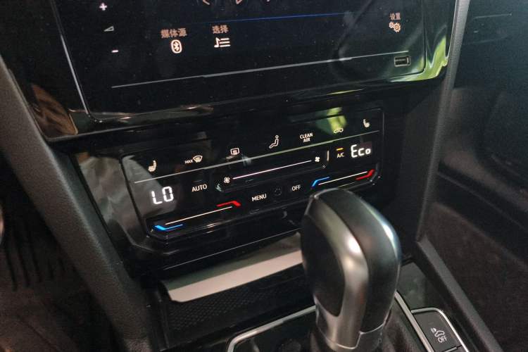 Used Volkswagen Magotan GTE Plug-in Hybrid 2020 GTE Luxury Model Audio And AC Panel