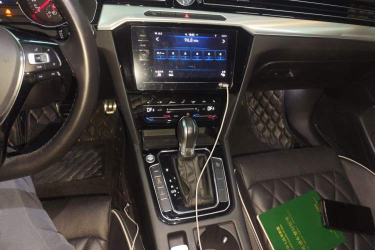 Used Volkswagen Magotan GTE Plug-in Hybrid 2020 GTE Luxury Model Audio And AC Panel