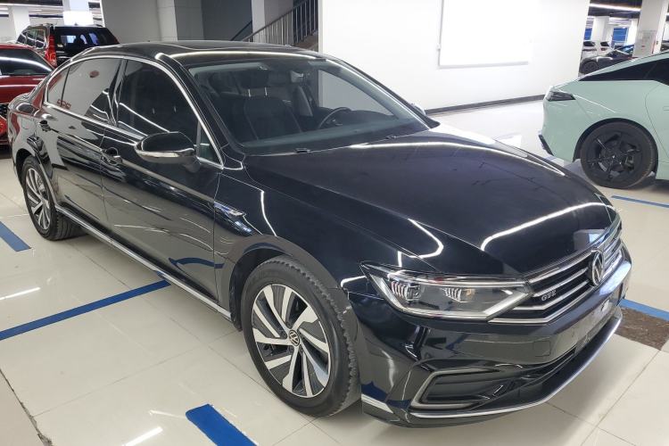 Used Volkswagen Magotan GTE Plug-in Hybrid 2020 GTE Luxury Model Front Right 45 Deg
