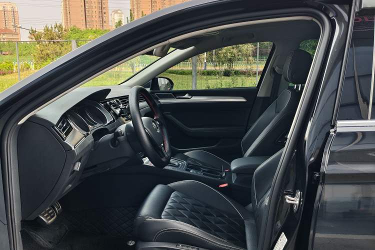 Used Volkswagen Magotan GTE Plug-in Hybrid 2020 GTE Prestige Model Interior 3