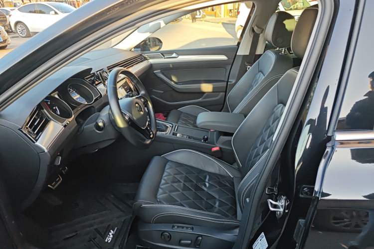 Used Volkswagen Magotan GTE Plug-in Hybrid 2020 GTE Prestige Model Left Front Seat