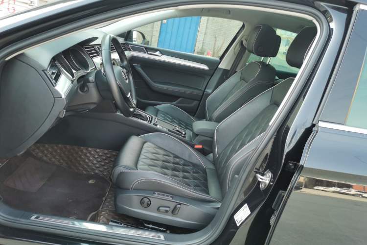 Used Volkswagen Magotan GTE Plug-in Hybrid 2020 GTE Prestige Model Left Front Seat
