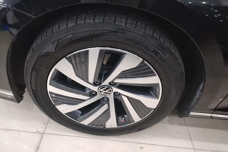 Used Volkswagen Magotan GTE Plug-in Hybrid 2020 GTE Luxury Model Left Front Wheel Hub