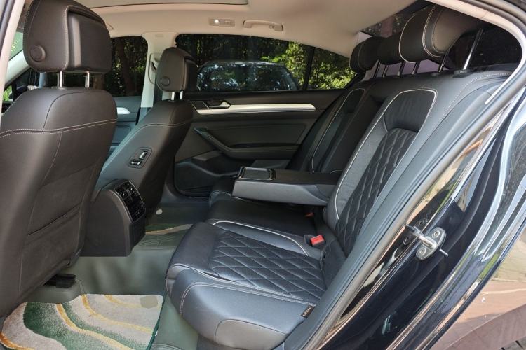 Used Volkswagen Magotan GTE Plug-in Hybrid 2020 GTE Luxury Model Left Rear Seat
