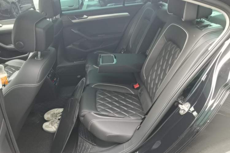 Used Volkswagen Magotan GTE Plug-in Hybrid 2020 GTE Prestige Model Left Rear Seat