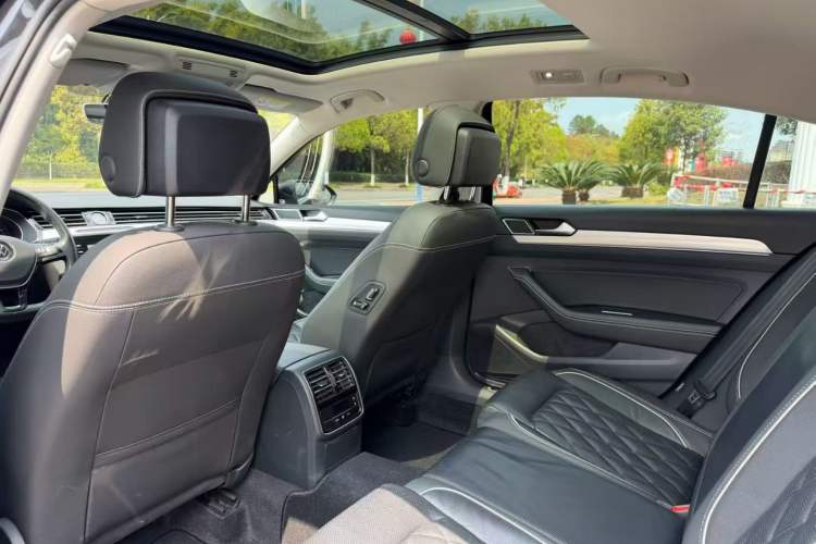 Used Volkswagen Magotan GTE Plug-in Hybrid 2020 GTE Prestige Model Left Rear Seat