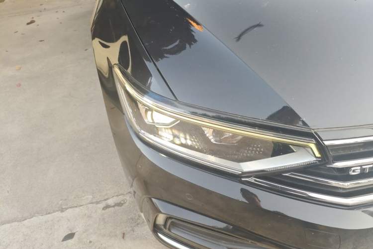 Used Volkswagen Magotan GTE Plug-in Hybrid 2020 GTE Luxury Model Right Front Headlight