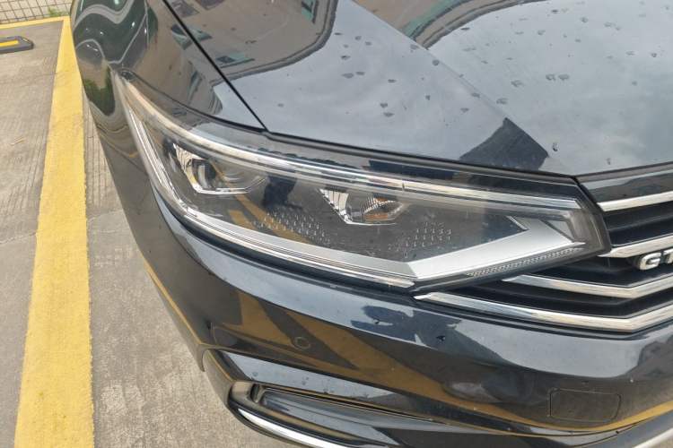 Used Volkswagen Magotan GTE Plug-in Hybrid 2020 GTE Luxury Model Right Front Headlight