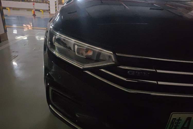 Used Volkswagen Magotan GTE Plug-in Hybrid 2020 GTE Luxury Model Right Front Headlight