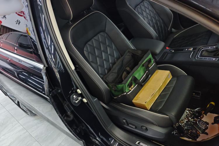 Used Volkswagen Magotan GTE Plug-in Hybrid 2020 GTE Luxury Model Right Front Seat