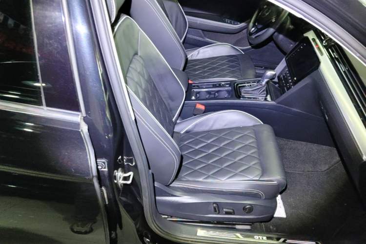 Used Volkswagen Magotan GTE Plug-in Hybrid 2020 GTE Prestige Model Right Front Seat