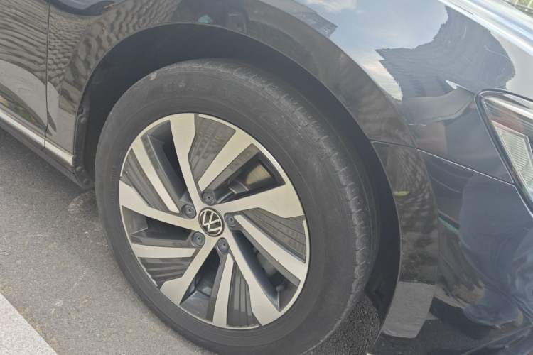 Used Volkswagen Magotan GTE Plug-in Hybrid 2020 GTE Luxury Model Right Front Wheel Hub