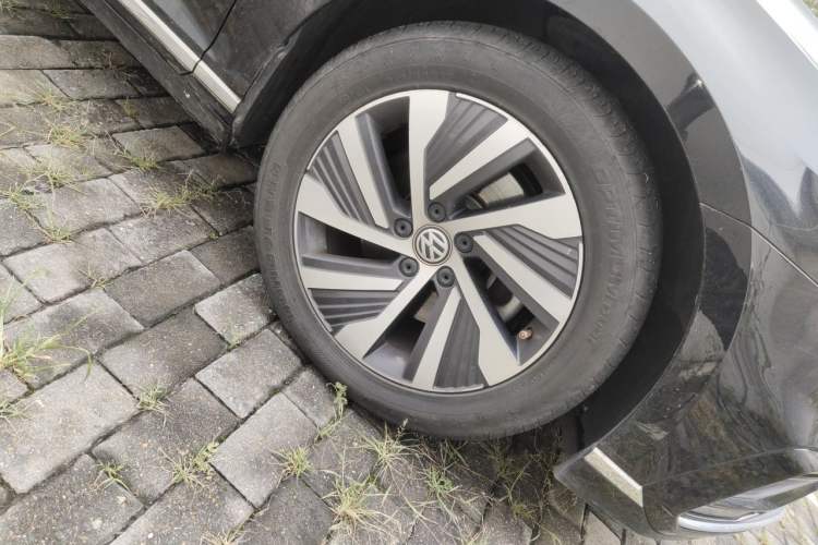 Used Volkswagen Magotan GTE Plug-in Hybrid 2020 GTE Luxury Model Right Front Wheel Hub