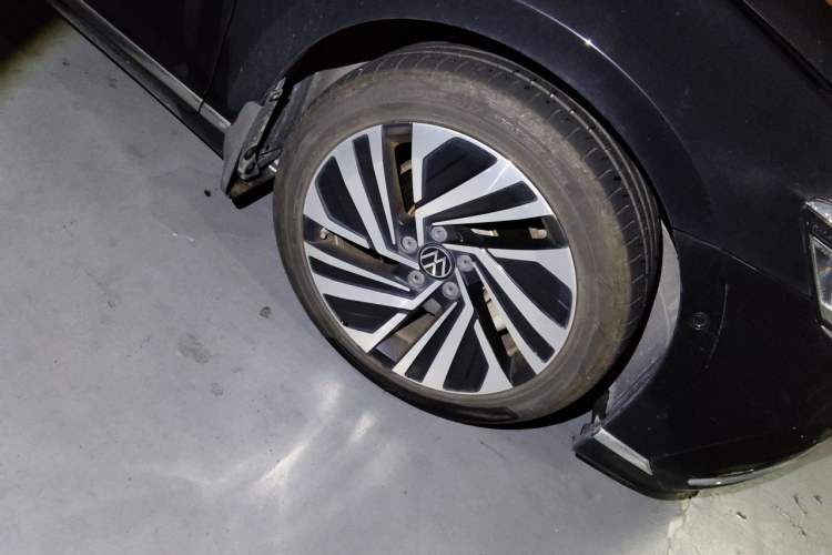 Used Volkswagen Magotan GTE Plug-in Hybrid 2020 GTE Prestige Model Right Front Wheel Hub