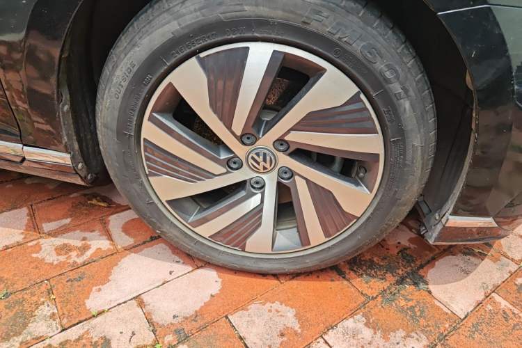 Used Volkswagen Magotan GTE Plug-in Hybrid 2020 GTE Luxury Model Right Front Wheel Hub