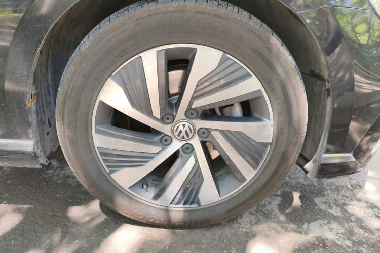 Used Volkswagen Magotan GTE Plug-in Hybrid 2020 GTE Luxury Model Right Front Wheel Hub
