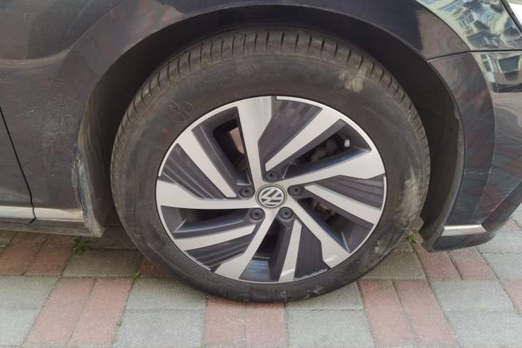Used Volkswagen Magotan GTE Plug-in Hybrid 2020 GTE Luxury Model Right Front Wheel Hub