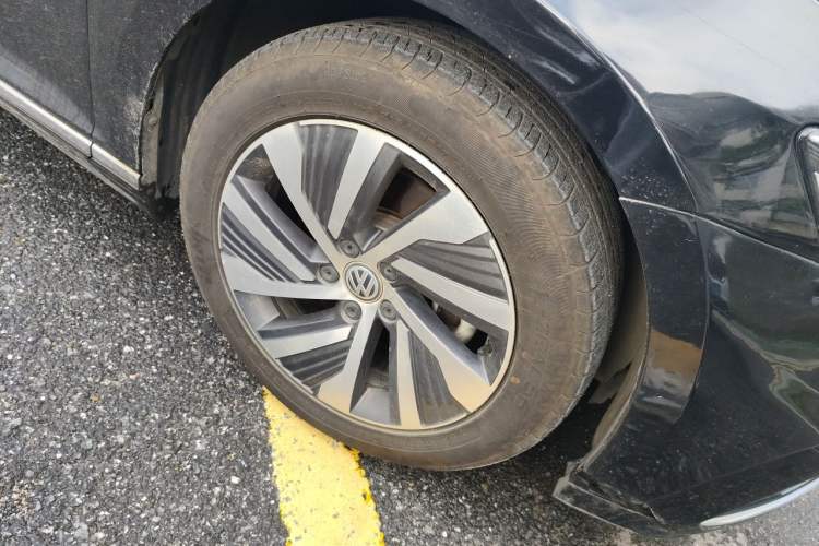 Used Volkswagen Magotan GTE Plug-in Hybrid 2020 GTE Luxury Model Right Front Wheel Hub