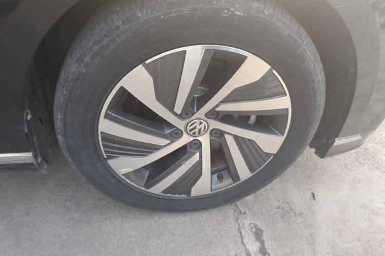 Used Volkswagen Magotan GTE Plug-in Hybrid 2020 GTE Luxury Model Right Front Wheel Hub