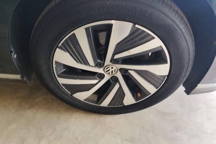 Used Volkswagen Magotan GTE Plug-in Hybrid 2020 GTE Luxury Model Right Front Wheel Hub