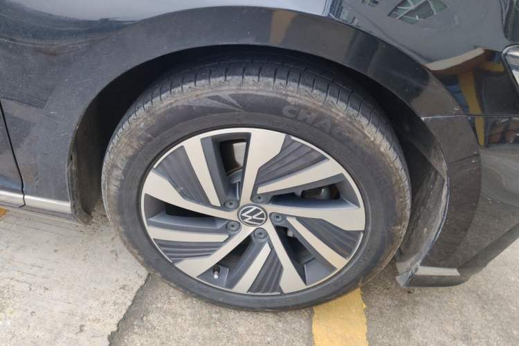 Used Volkswagen Magotan GTE Plug-in Hybrid 2020 GTE Luxury Model Right Front Wheel Hub