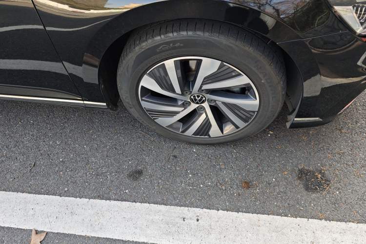 Used Volkswagen Magotan GTE Plug-in Hybrid 2020 GTE Luxury Model Right Front Wheel Hub