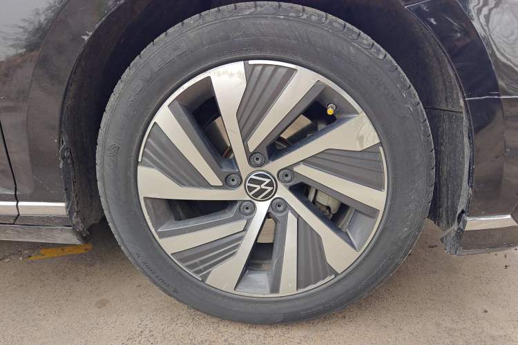 Used Volkswagen Magotan GTE Plug-in Hybrid 2020 GTE Luxury Model Right Front Wheel Hub