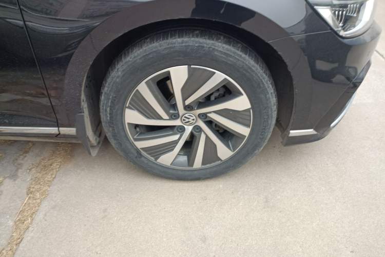 Used Volkswagen Magotan GTE Plug-in Hybrid 2020 GTE Luxury Model Right Front Wheel Hub