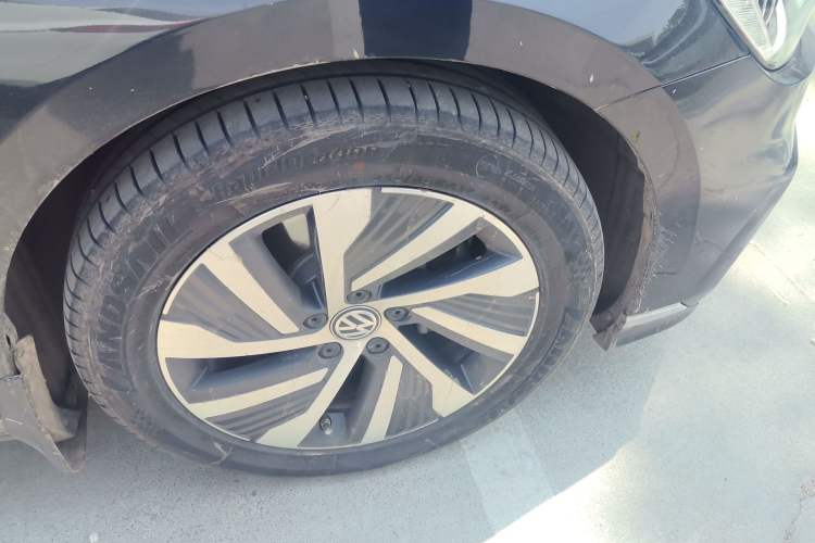 Used Volkswagen Magotan GTE Plug-in Hybrid 2020 GTE Luxury Model Right Front Wheel Hub