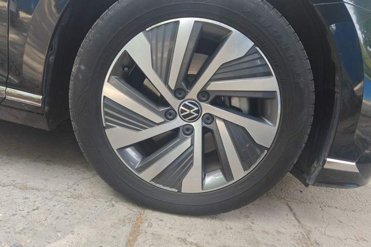 Used Volkswagen Magotan GTE Plug-in Hybrid 2020 GTE Luxury Model Right Front Wheel Hub