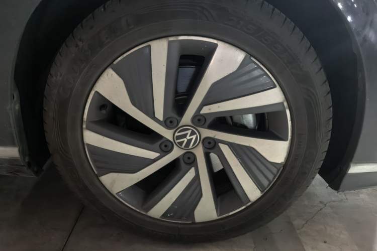Used Volkswagen Magotan GTE Plug-in Hybrid 2020 GTE Luxury Model Right Front Wheel Hub