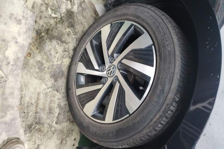 Used Volkswagen Magotan GTE Plug-in Hybrid 2020 GTE Luxury Model Right Front Wheel Hub