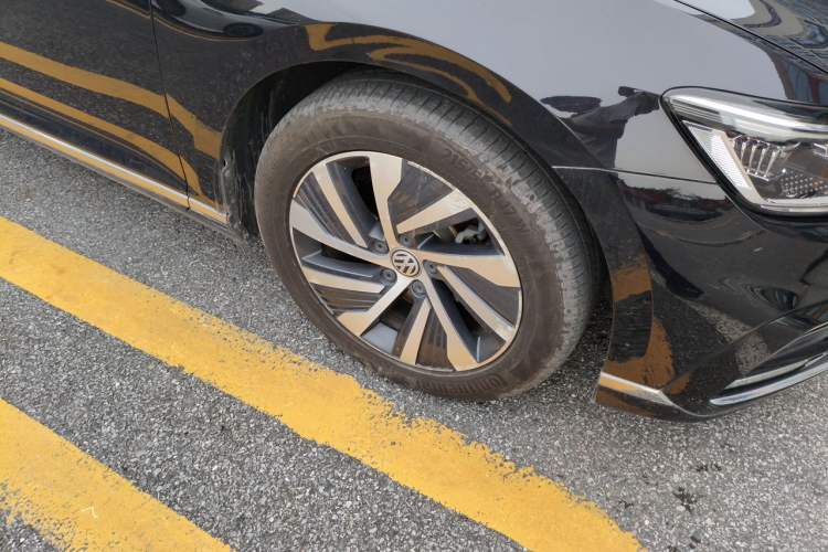 Used Volkswagen Magotan GTE Plug-in Hybrid 2020 GTE Luxury Model Right Front Wheel Hub