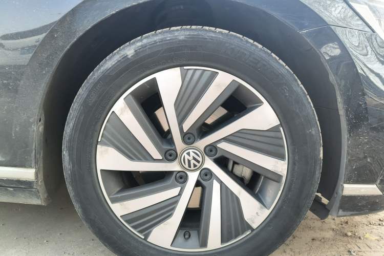 Used Volkswagen Magotan GTE Plug-in Hybrid 2020 GTE Luxury Model Right Front Wheel Hub
