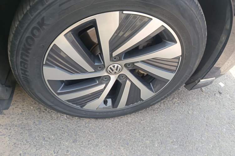 Used Volkswagen Magotan GTE Plug-in Hybrid 2020 GTE Luxury Model Right Front Wheel Hub