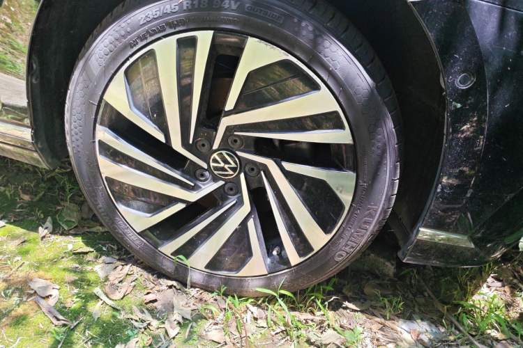Used Volkswagen Magotan GTE Plug-in Hybrid 2020 GTE Prestige Model Right Front Wheel Hub