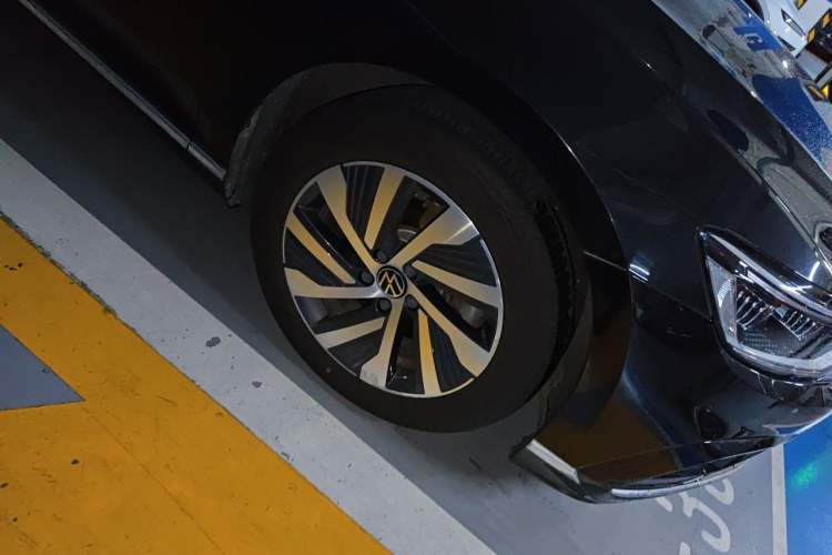 Used Volkswagen Magotan GTE Plug-in Hybrid 2020 GTE Luxury Model Right Front Wheel Hub