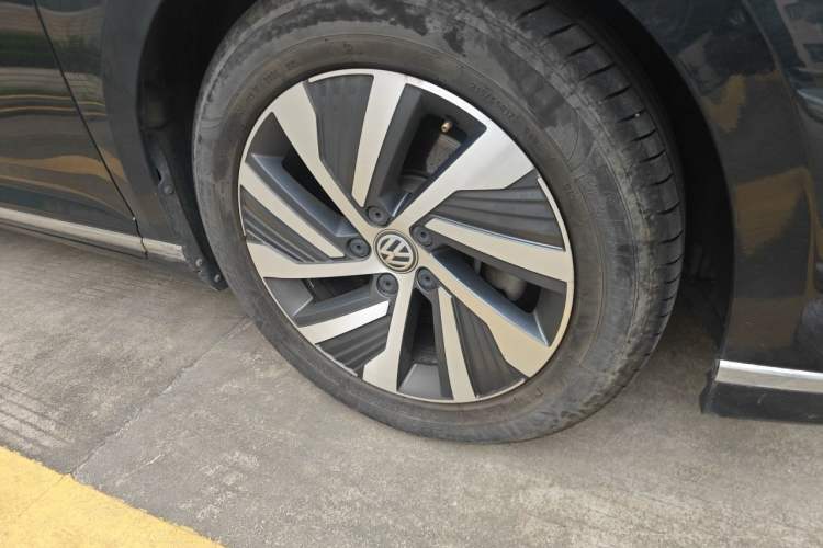 Used Volkswagen Magotan GTE Plug-in Hybrid 2020 GTE Luxury Model Right Front Wheel Hub