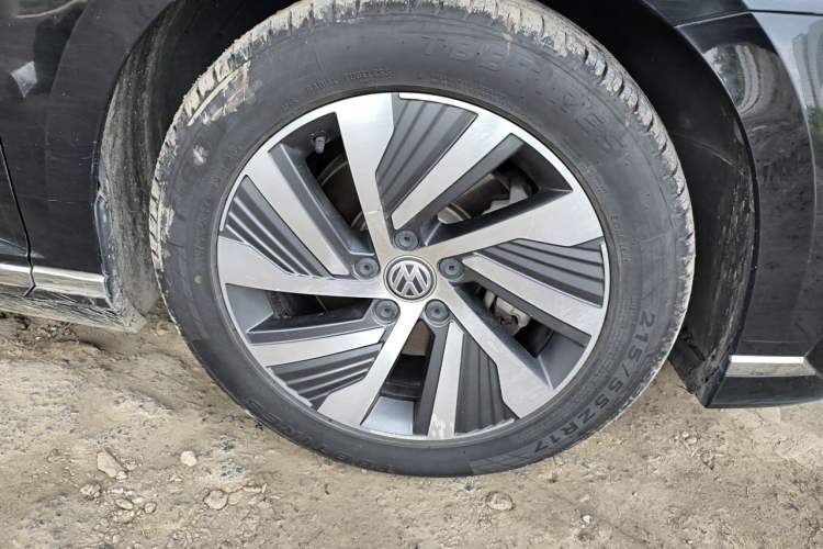 Used Volkswagen Magotan GTE Plug-in Hybrid 2020 GTE Luxury Model Right Front Wheel Hub