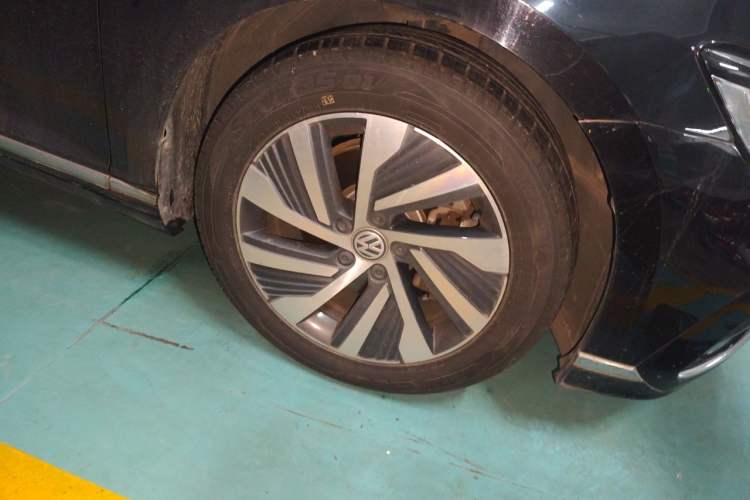 Used Volkswagen Magotan GTE Plug-in Hybrid 2020 GTE Luxury Model Right Front Wheel Hub