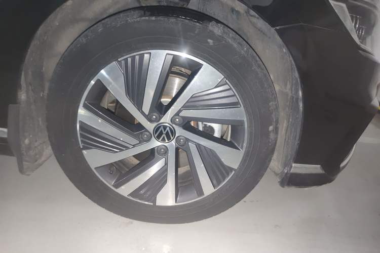 Used Volkswagen Magotan GTE Plug-in Hybrid 2020 GTE Luxury Model Right Front Wheel Hub